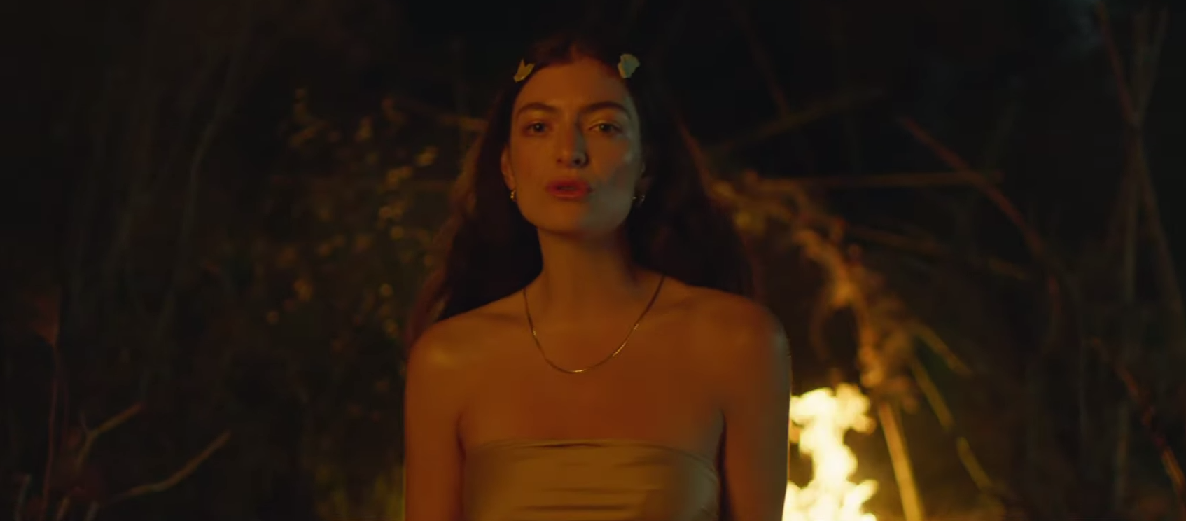 Lorde da un misterioso y melancólico paseo en el video de "Fallen Fruit"