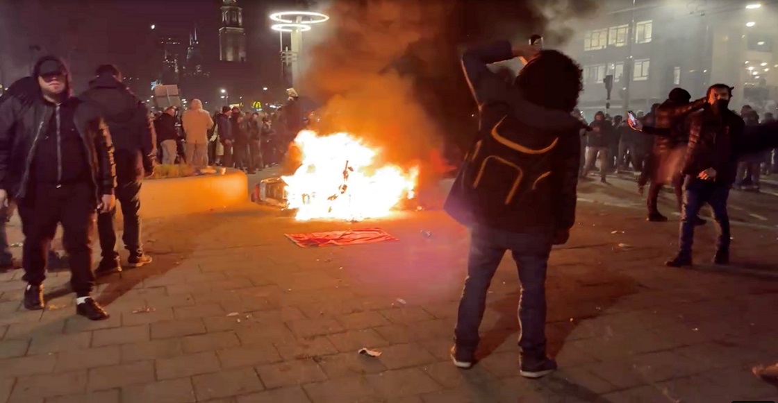 En Holanda no cayeron muy bien las nuevas normas que el gobierno impuso para tratar de bajar los contagios de COVID-19. Durante todo el fin de semana se reportaron manifestaciones realizadas por aquellos que no ven necesidad de acatar restricciones anti COVID-19. Bueno, como se puede ver en las imágenes difundidas en redes, no sólo fueron consignas y ya. Debido a los disturbios reportados durante las manifestaciones, la policía de Holanda arrestó a cerca de 100 personas. Y así fue como calificó el primer ministro a los detenidos: “idiotas”. "Esto fue pura violencia disfrazada de protesta", señaló el primer ministro de Holanda,Mark Rutte. En rueda de prensa ofrecida hoy, 22 de noviembre, luego de un fin de semana de protestas contra las medidas para mitigar el impacto del COVID-19, Rutte aceptó que puede haber descontento por la forma en que la pandemia ha afectado la vida de las personas… pero la violencia no es la forma de expresar ese descontento. "Hay mucho malestar en la sociedad porque hemos estado lidiando con la miseria de la corona durante tanto tiempo”, aceptó el primer ministro de Holanda. “Pero nunca aceptaré que los idiotas usen violencia pura solo porque son infelices", agregó. De acuerdo con Rutte, desde enero pasado (cuando se impuso confinamiento total) no se había visto tal nivel de violencia en las calle de Holanda. En la última de las tres noches de protestas, 30 personas fueron arrestadas; la mayoría por prender fuego a objetos en la calle y arrojar piedras a los agentes de la policía. La violencia comenzó en Rotterdam el viernes por la noche, cuando una protesta contra los planes del gobierno de prohibir la entrada a lugares públicos a la mayoría de las personas que no han sido vacunadas rápidamente se tornó violenta. Todo inició en Rotterdam, el viernes 19 por la noche, ya que pese a que se han impuesto medidas restrictivas desde el 13 de noviembre, el número de contagios sigue en aumento. Así que ahora las autoridades prevén prohibir la entrada a lugares públicos a quienes no han sido vacunados contra el COVID-19. El alcalde de Rotterdam, Ahmed Aboutaleb, calificó las protestas como una "orgía de violencia"… y faltó poco para que la cosa se pusiera peor: "la policía consideró necesario sacar sus armas para defenderse", aseguró. Lo mismo se repitió en otras ciudades de Holanda. Todo bajo la consigna de “Libertad… y no sólo en ese país, sino en otros donde la medidas restrictivas se ven como una afrenta a los derechos de las personas.