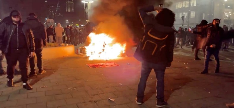 En Holanda no cayeron muy bien las nuevas normas que el gobierno impuso para tratar de bajar los contagios de COVID-19. Durante todo el fin de semana se reportaron manifestaciones realizadas por aquellos que no ven necesidad de acatar restricciones anti COVID-19. Bueno, como se puede ver en las imágenes difundidas en redes, no sólo fueron consignas y ya. Debido a los disturbios reportados durante las manifestaciones, la policía de Holanda arrestó a cerca de 100 personas. Y así fue como calificó el primer ministro a los detenidos: “idiotas”. "Esto fue pura violencia disfrazada de protesta", señaló el primer ministro de Holanda,Mark Rutte. En rueda de prensa ofrecida hoy, 22 de noviembre, luego de un fin de semana de protestas contra las medidas para mitigar el impacto del COVID-19, Rutte aceptó que puede haber descontento por la forma en que la pandemia ha afectado la vida de las personas… pero la violencia no es la forma de expresar ese descontento. "Hay mucho malestar en la sociedad porque hemos estado lidiando con la miseria de la corona durante tanto tiempo”, aceptó el primer ministro de Holanda. “Pero nunca aceptaré que los idiotas usen violencia pura solo porque son infelices", agregó. De acuerdo con Rutte, desde enero pasado (cuando se impuso confinamiento total) no se había visto tal nivel de violencia en las calle de Holanda. En la última de las tres noches de protestas, 30 personas fueron arrestadas; la mayoría por prender fuego a objetos en la calle y arrojar piedras a los agentes de la policía. La violencia comenzó en Rotterdam el viernes por la noche, cuando una protesta contra los planes del gobierno de prohibir la entrada a lugares públicos a la mayoría de las personas que no han sido vacunadas rápidamente se tornó violenta. Todo inició en Rotterdam, el viernes 19 por la noche, ya que pese a que se han impuesto medidas restrictivas desde el 13 de noviembre, el número de contagios sigue en aumento. Así que ahora las autoridades prevén prohibir la entrada a lugares públicos a quienes no han sido vacunados contra el COVID-19. El alcalde de Rotterdam, Ahmed Aboutaleb, calificó las protestas como una "orgía de violencia"… y faltó poco para que la cosa se pusiera peor: "la policía consideró necesario sacar sus armas para defenderse", aseguró. Lo mismo se repitió en otras ciudades de Holanda. Todo bajo la consigna de “Libertad… y no sólo en ese país, sino en otros donde la medidas restrictivas se ven como una afrenta a los derechos de las personas.