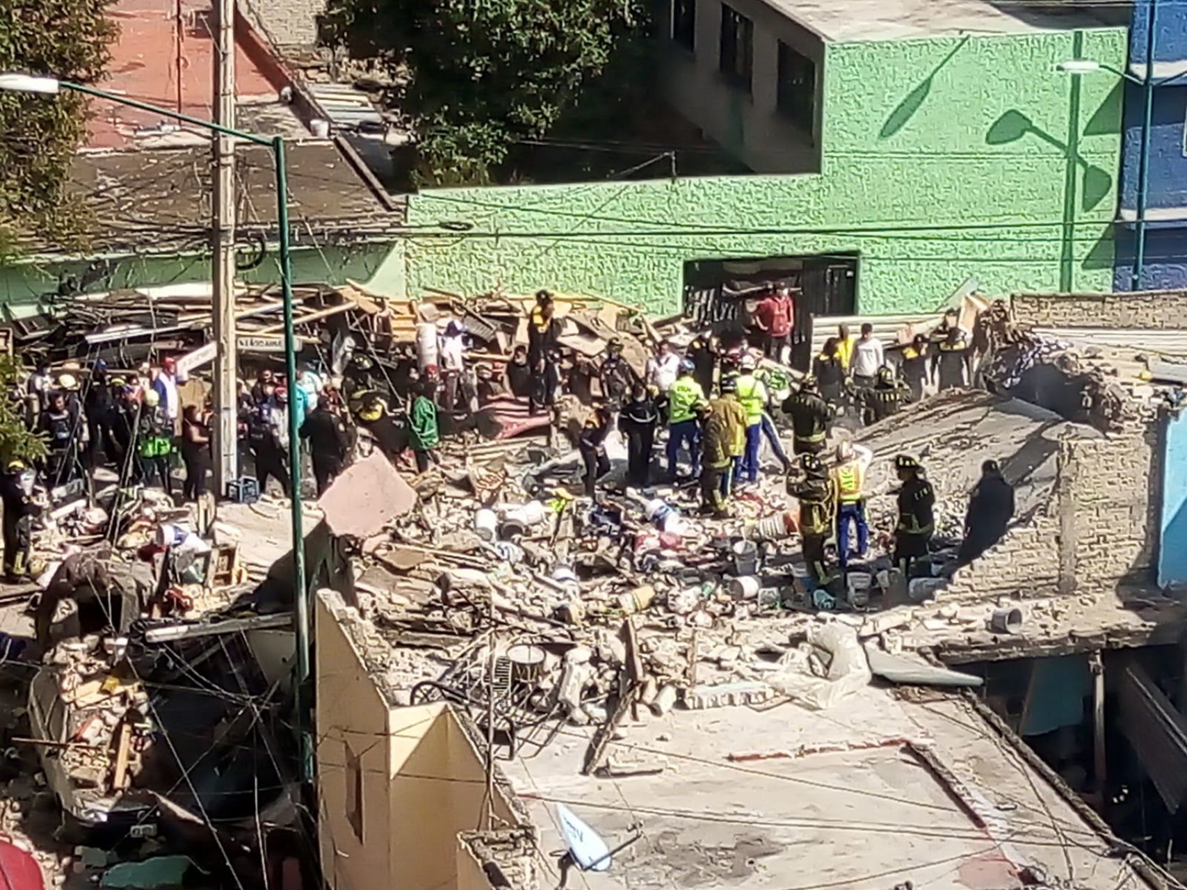 Captan rescate de un perrito tras la explosión en la colonia Pensil Norte de CDMX