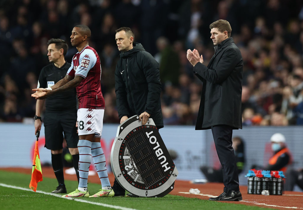 En imágenes: El recibimiento a Steven Gerrard en su primer partido como DT del Aston Villa