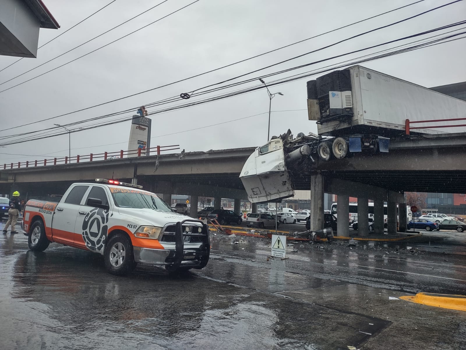 Un tráiler quedó colgando de un puente tras accidente en Nuevo León