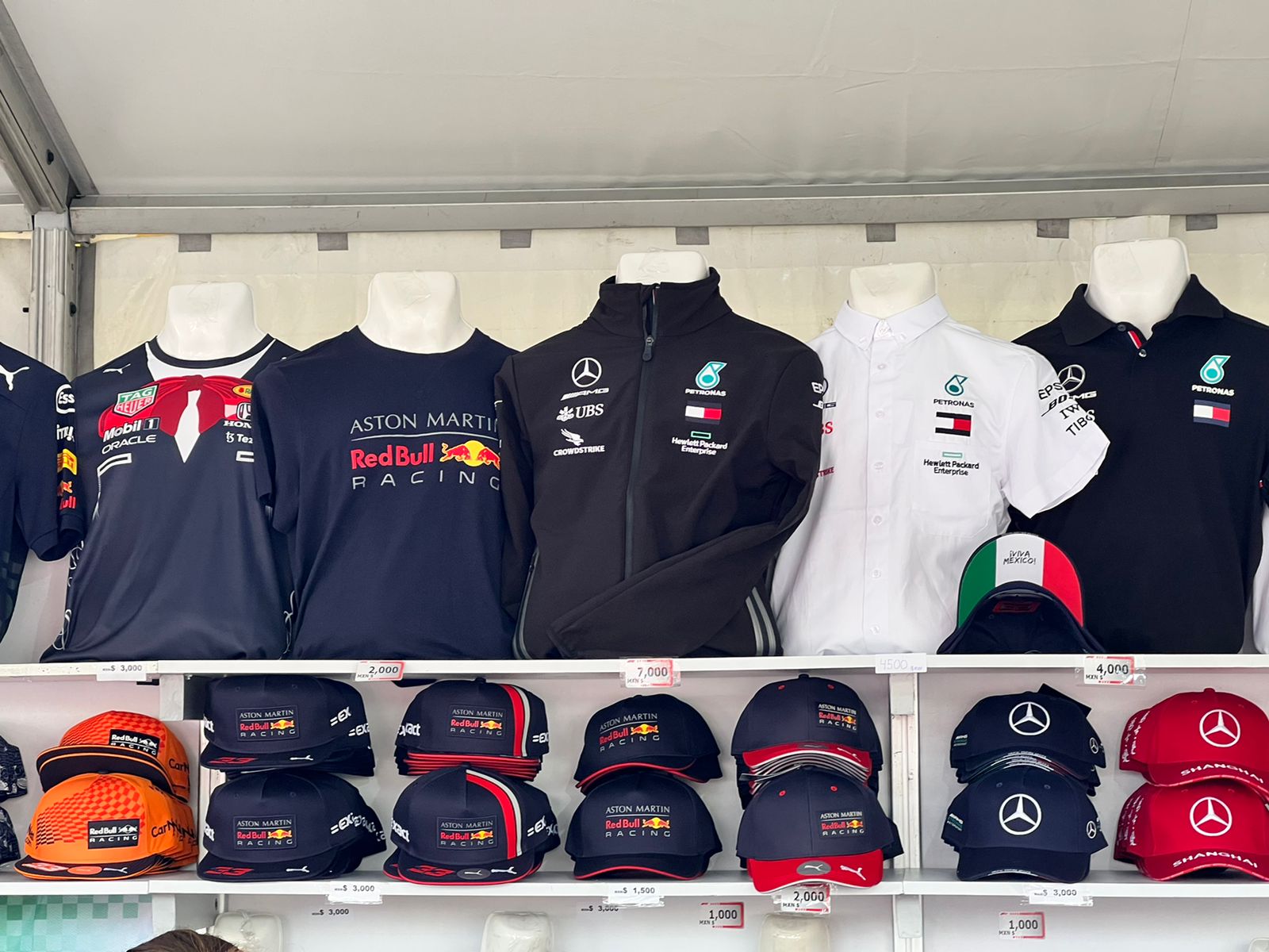 ¿Cuánto cuesta la gorras de Checo Pérez, souvenirs, comidas y bebidas en el Gran Premio de México?