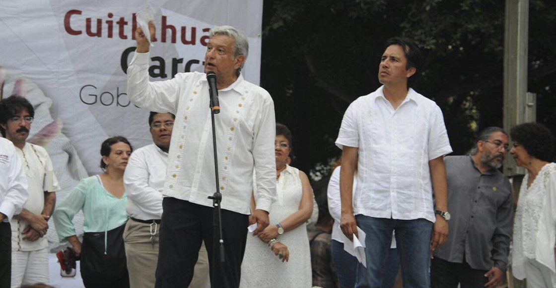 VERACRUZ, VERACRUZ, 16ABRIL2016.- Andrés Manuel López Obrador acompañó a Cuitláhuac García, candidato por MORENA a la gubernatura del estado, encabezaron un mtín en el Zócalo de las ciudad; en entrevista el ex perredista afirmó que su candidato crece como la espuma y ganara la elección.