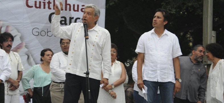 VERACRUZ, VERACRUZ, 16ABRIL2016.- Andrés Manuel López Obrador acompañó a Cuitláhuac García, candidato por MORENA a la gubernatura del estado, encabezaron un mtín en el Zócalo de las ciudad; en entrevista el ex perredista afirmó que su candidato crece como la espuma y ganara la elección.