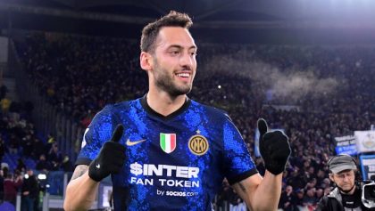 Con túnel incluido: Así fue el gol olímpico de Hakan Calhanoglu en el Roma vs Inter de la Serie A