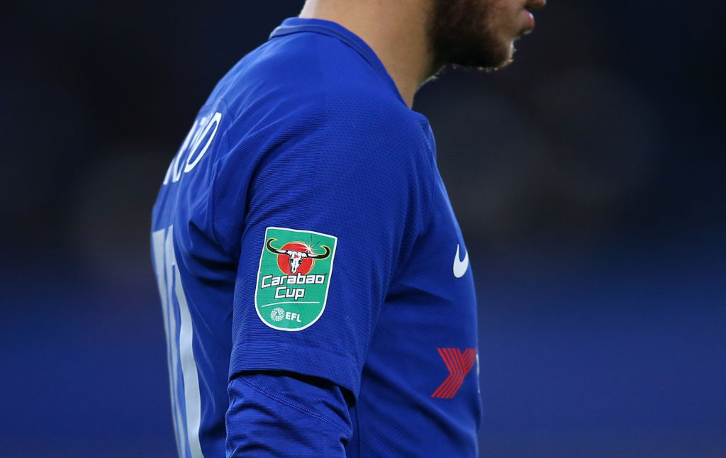 Logo de la Carabao Cup en la playera del Chelsea