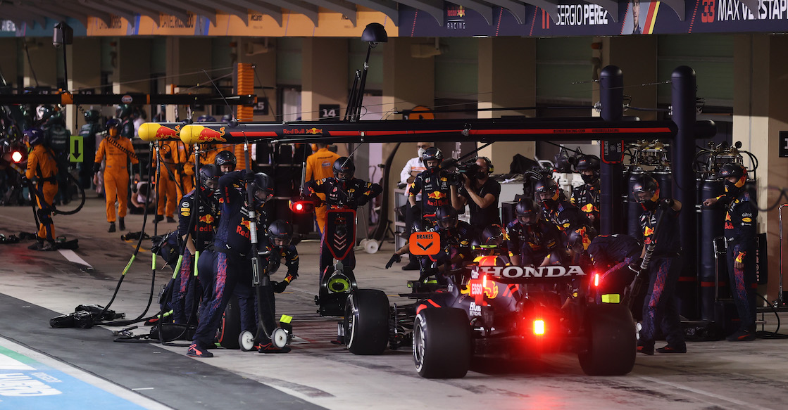 ¡Grande Chequito! Checo explica que se sacrificó por Verstappen al abandonar el GP de Abu Dhabi