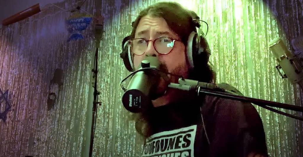 Checa el tremendo cover que Dave Grohl hizo a "Jump" de Van Halen