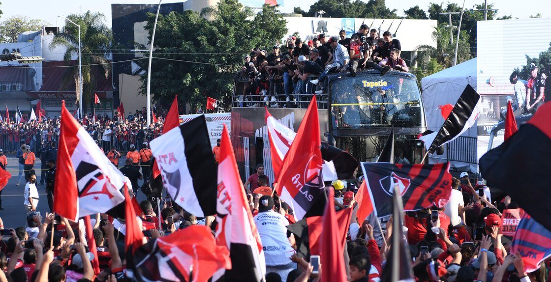 Guadalajara es rojinegra: Así fue el desfile de campeón del Atlas tras romper la sequía de 70 años