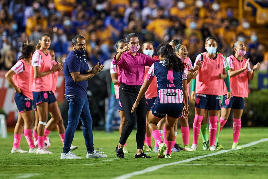 Eva Espejo, la única directora técnica que ha llegado a una Final de Liga MX Femenil