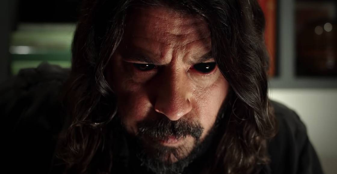 Dave Grohl es poseído en el primer adelanto de la película 'Studio 666' de los Foo Fighters