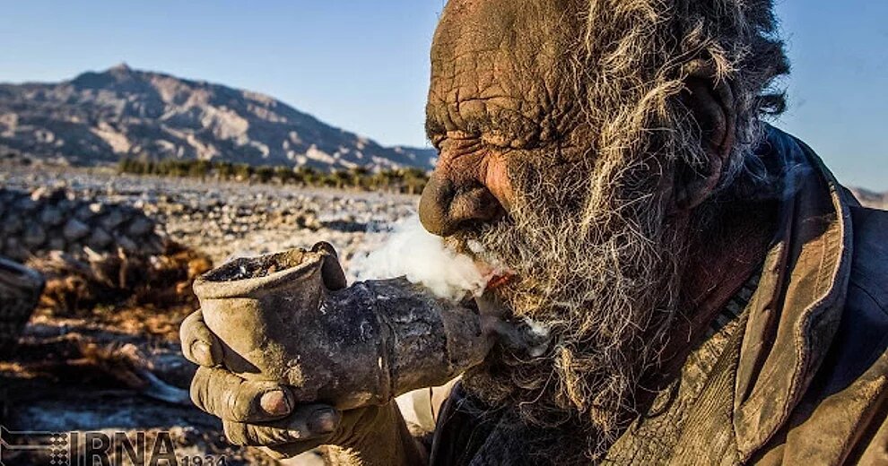 Conoce a Amou Haji, el hombre que lleva más de 60 años sin bañarse