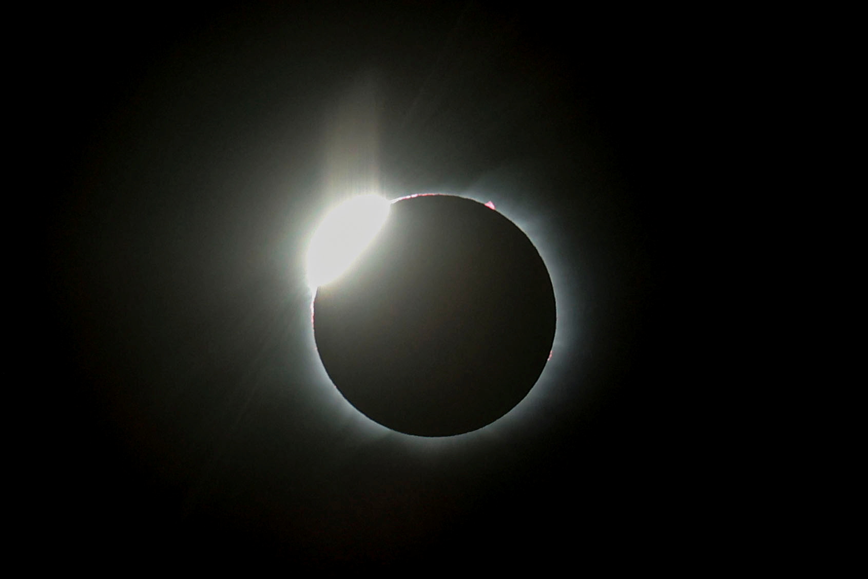 Las fotos y videos del espectacular eclipse solar que oscureció parte de la Tierra