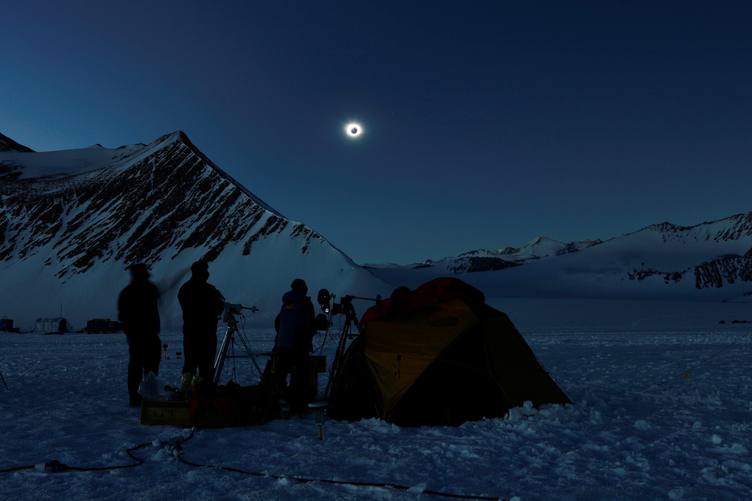 Las fotos y videos del espectacular eclipse solar que oscureció parte de la Tierra