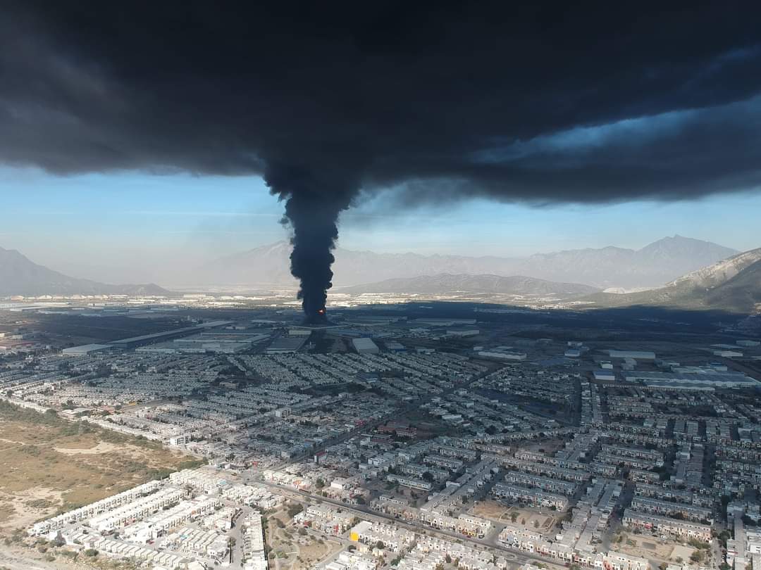 incendio-fabrica-santa-catarina-columna-humo-foto