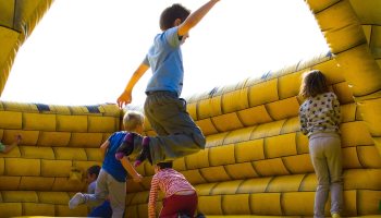 mueren-cinco-niños-castillo-inflable-vuela-10-metros