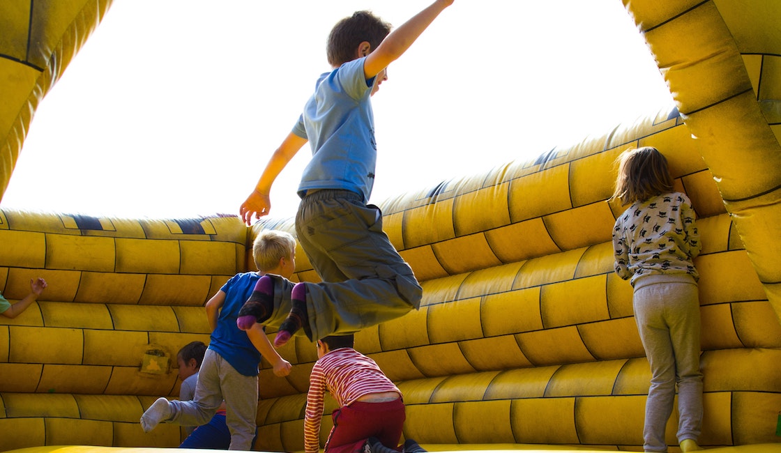 mueren-cinco-niños-castillo-inflable-vuela-10-metros