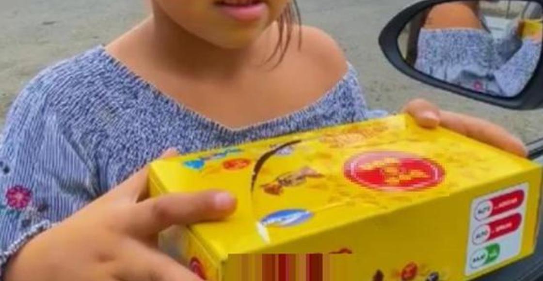 niña-sabe-idiomas-vende-dulces-calle