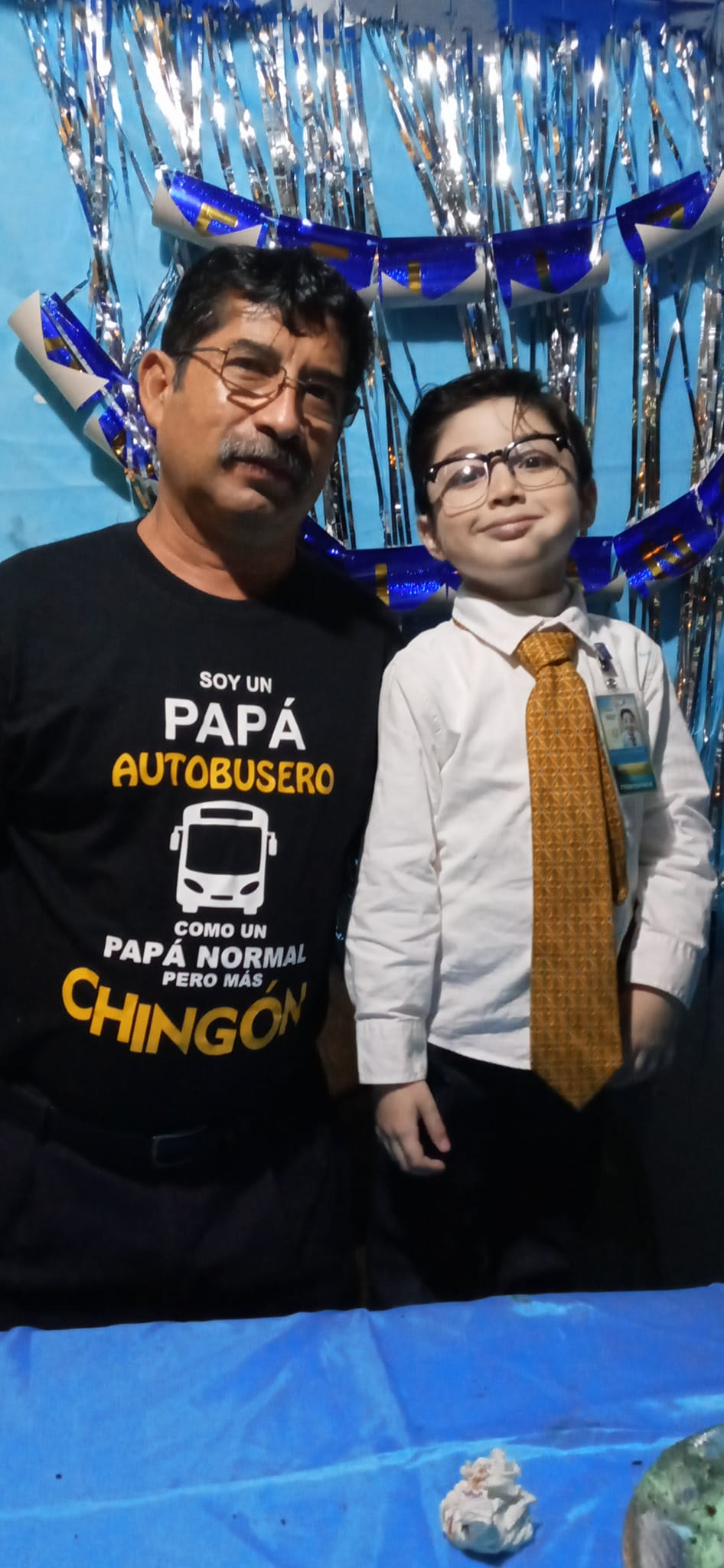 Niño festeja su cumpleaños como chofer de autobús en honor a su abuelito