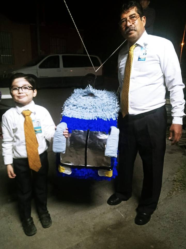 Niño festeja su cumpleaños como chofer de autobús en honor a su abuelito