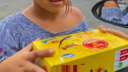 niña-sabe-idiomas-vende-dulces-calle