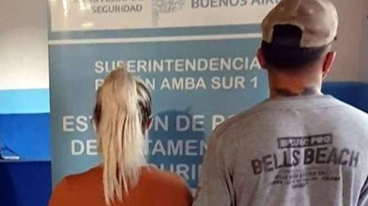 WTF?! Detienen a pareja por bajar a sus hijos del carro para 'hacer el delicioso'