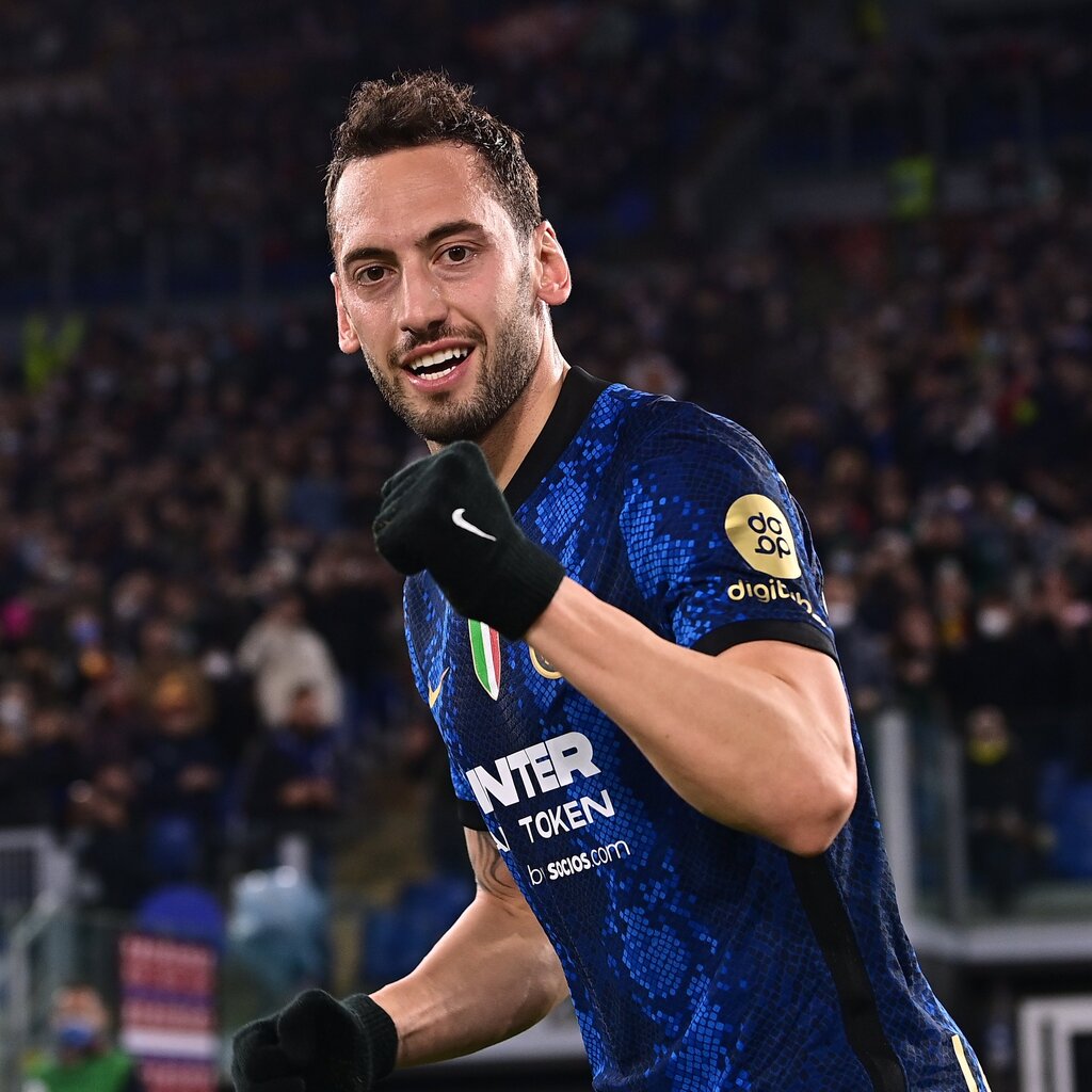 Con túnel incluido: Así fue el gol olímpico de Hakan Calhanoglu en el Roma vs Inter de la Serie A