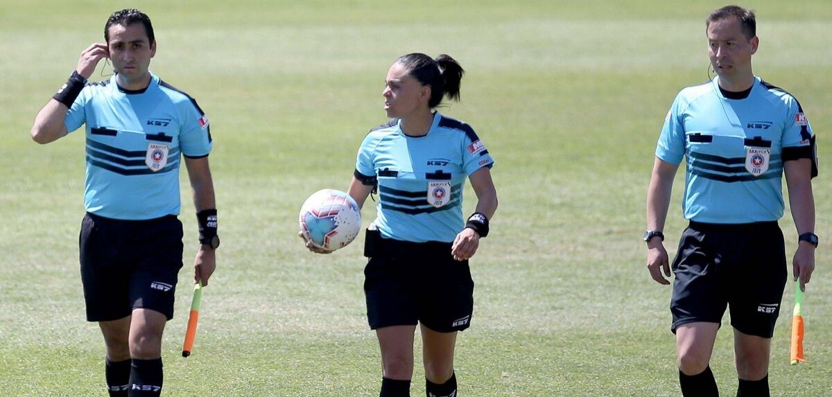 María Belén Carvajal, la primera árbitra central en la Primera División Varonil de Chile