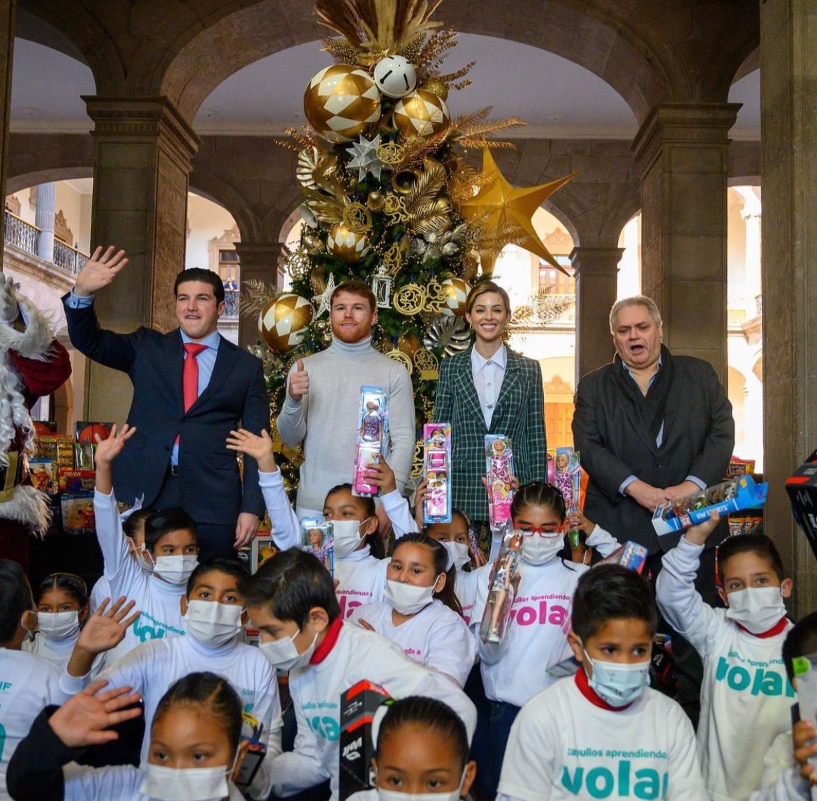 'Canelo' Álvarez sorprendió a niños de Nuevo León con más de 5 mil juguetes