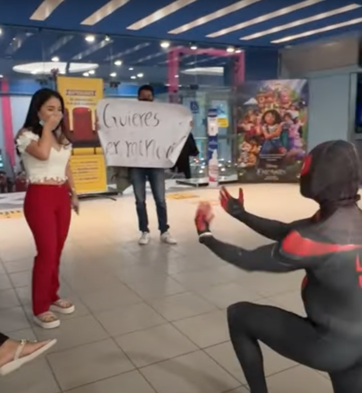 Joven se disfraza de Spider-Man para declarar su amor... pero lo batearon