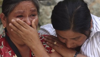 OAXACA, OAXACA, 16JUNIO2014.- Cerca de 200 indígenas mixes desplazados por la violencia que se vive en el municipio de San Juan Cotzocón en la Sierra Norte de Oaxaca habitan actualmente en el albergue de la iglesia de Felicitas y Perpetuas. En ese lugar un guardia de la Policía Auxiliar Bancaria, Industrial y Comercial (PABIC) vigila el lugar, este indicó que por órdenes del secretario de Seguridad Pública, Alberto Esteva Salinas ordenó que al inmueble no ingresarán los representantes de los medios de comunicación, sin embargo los pobladores que ahí se refugian abrieron la puerta y aseguraron "ya estuvimos secuestrados en Cotzocón y no pensamos en estar secuestrados aquí".