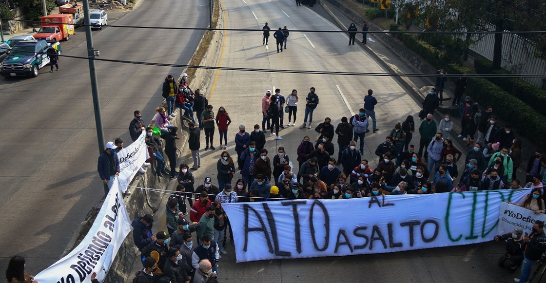 CIUDAD DE MÉXICO. 24ENERO2022.- Estudiantes de diversos estados cerraron la carretera México Toluca en apoyo a las movilizaciones de alumnos y académicos del CiDE.