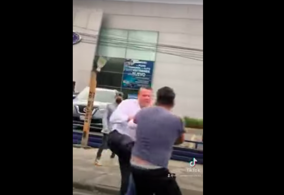 Y no con Carlos Trejo: Captan a Alfredo Adame en plena pelea callejera 