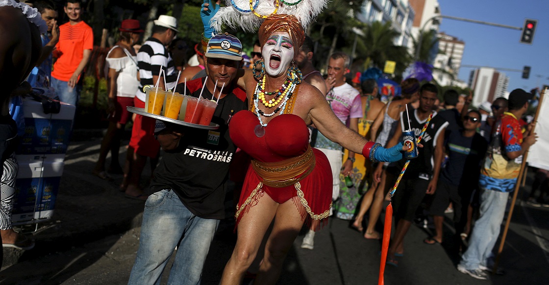 Foliões em bloco de rua no pré-carnaval no Rio de Janeiro 23/01/2016