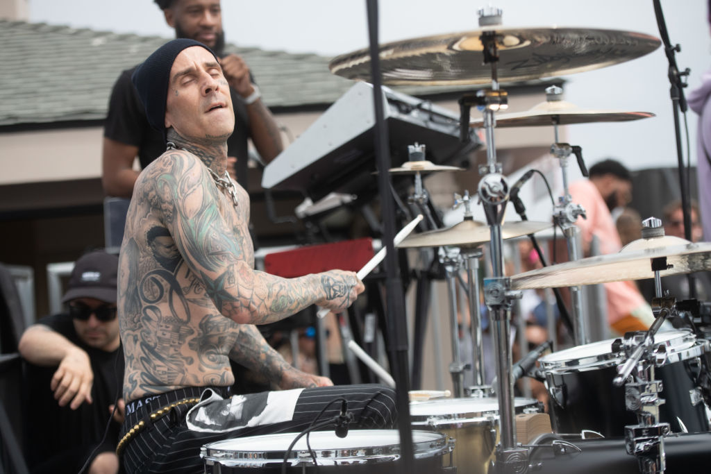 ¡Qué se arme! Abuelita retó a Travis Barker a un duelo de batería con este cover de Blink-182