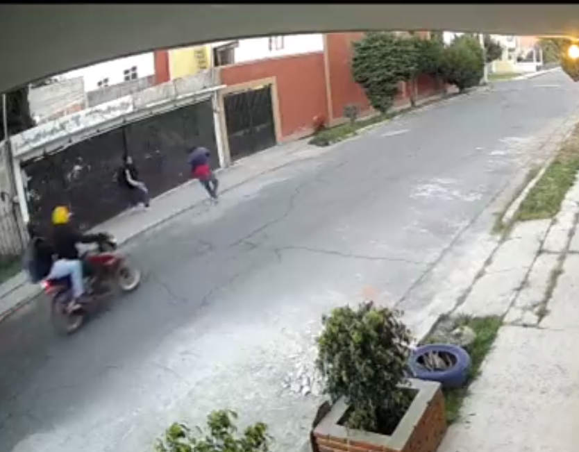 Este joven logró escapar de un asalto corriendo y gritándole a sus vecinos