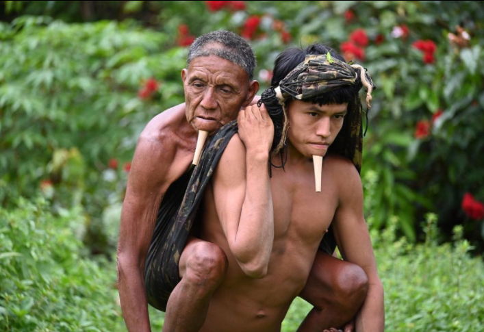 Tawy Zoé: Joven de la Amazonia cargó 6 horas a su padre para que lo vacunaran contra COVID-19