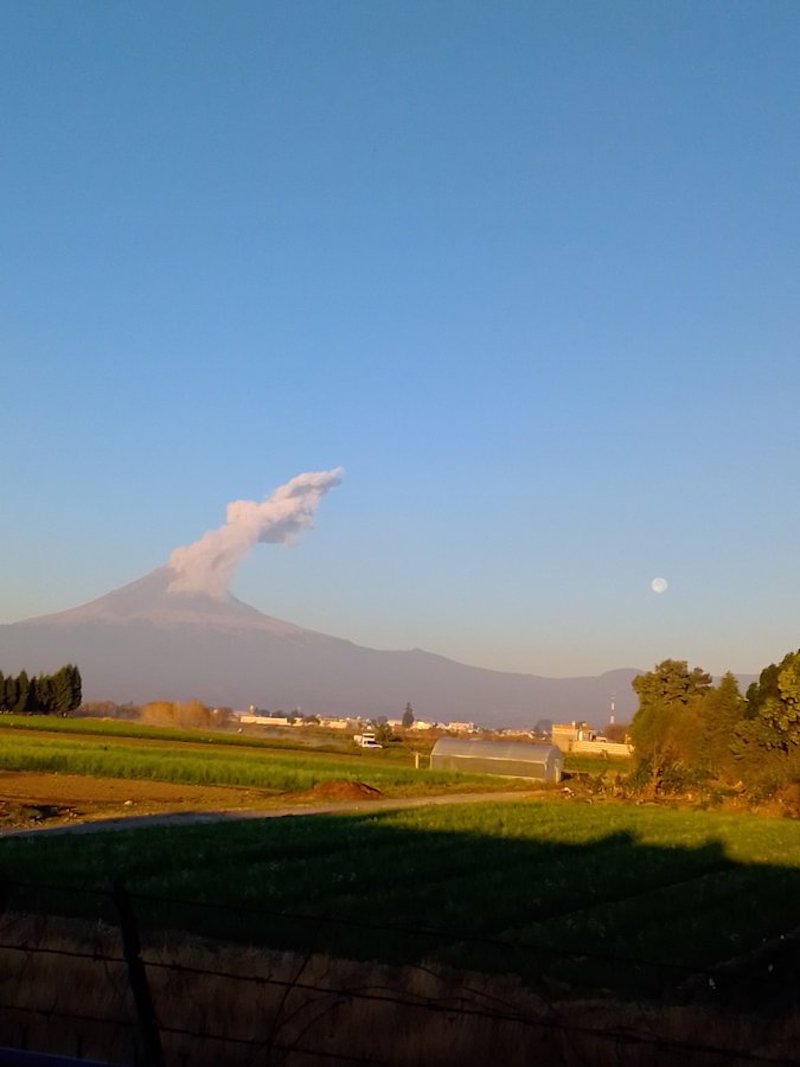 Popocatepetl-fumarola-luna-llena-febrero-2022