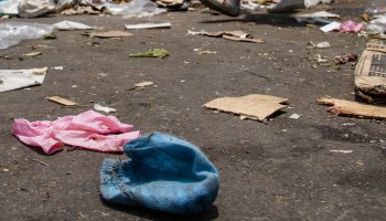 CIUDAD DE MÉXICO, 08MAYO2020.- Tapabocas, guantes quirúrgicos y papel higiénico son tirados en las calles durante la Pandemia COVID-19. El material contaminado se mezcla con las 12 mil toneladas de basura que recogen al día en la Ciudad de México, donde aún no se aplica una norma estricta de recolección de residuos sólidos, alertó Raúl Pacheco, investigador del Centro de Investigación y Docencia Económica (CIDE). La situación se agrava si la basura contaminada se acumula en alguno de los mil 229 tiraderos clandestinos que se ubican en la capital del país.