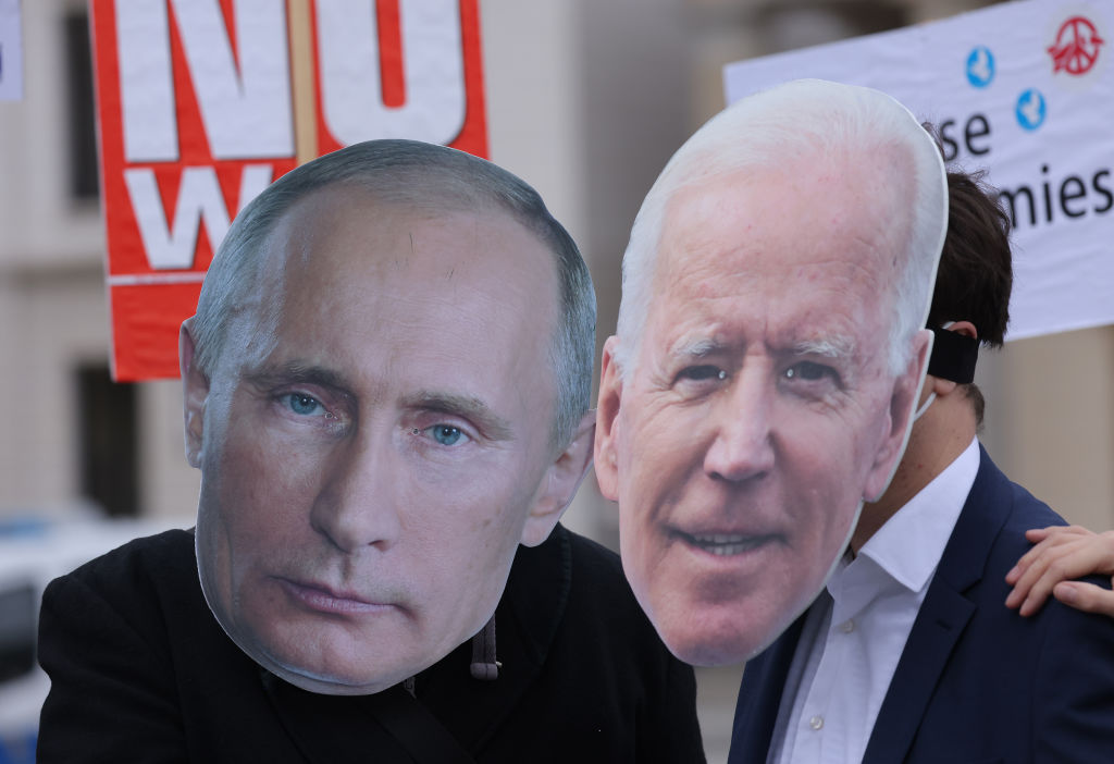 Invadir Ucrania tendrá "costos severos": La advertencia de Biden a Putin en llamada de emergencia