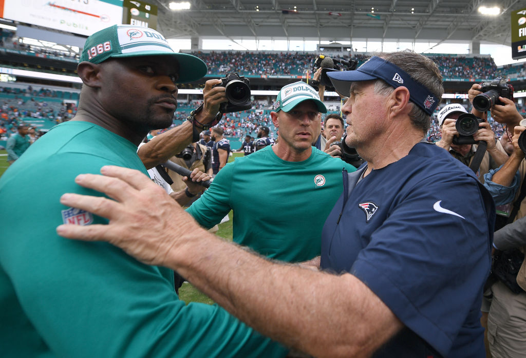 Brian Flores con Bill Belichick