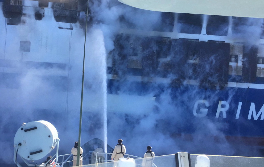 ferry-incendio-corfu-grecia