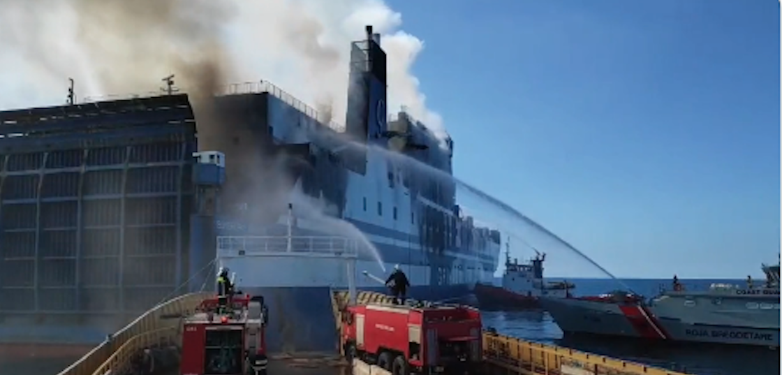 ferry-incendio-guardia-costera-grecia