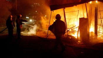 Incendio presuntamente provocado por hombres armados consume Tianguis Campesino en Acapulco