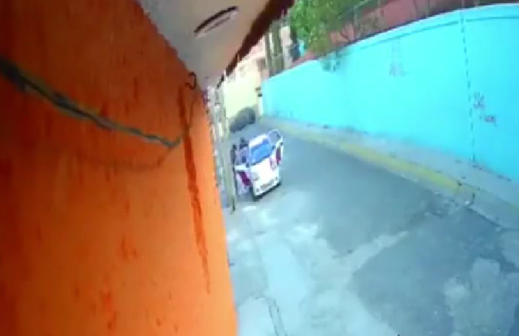 Avientan a una mujer de un taxi en Edomex luego de asaltarla