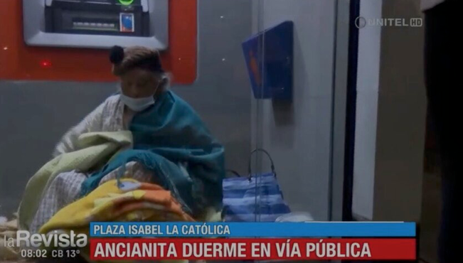 Ay no: Ancianita duerme en un cajero porque espera a que su hijo regrese por ella 