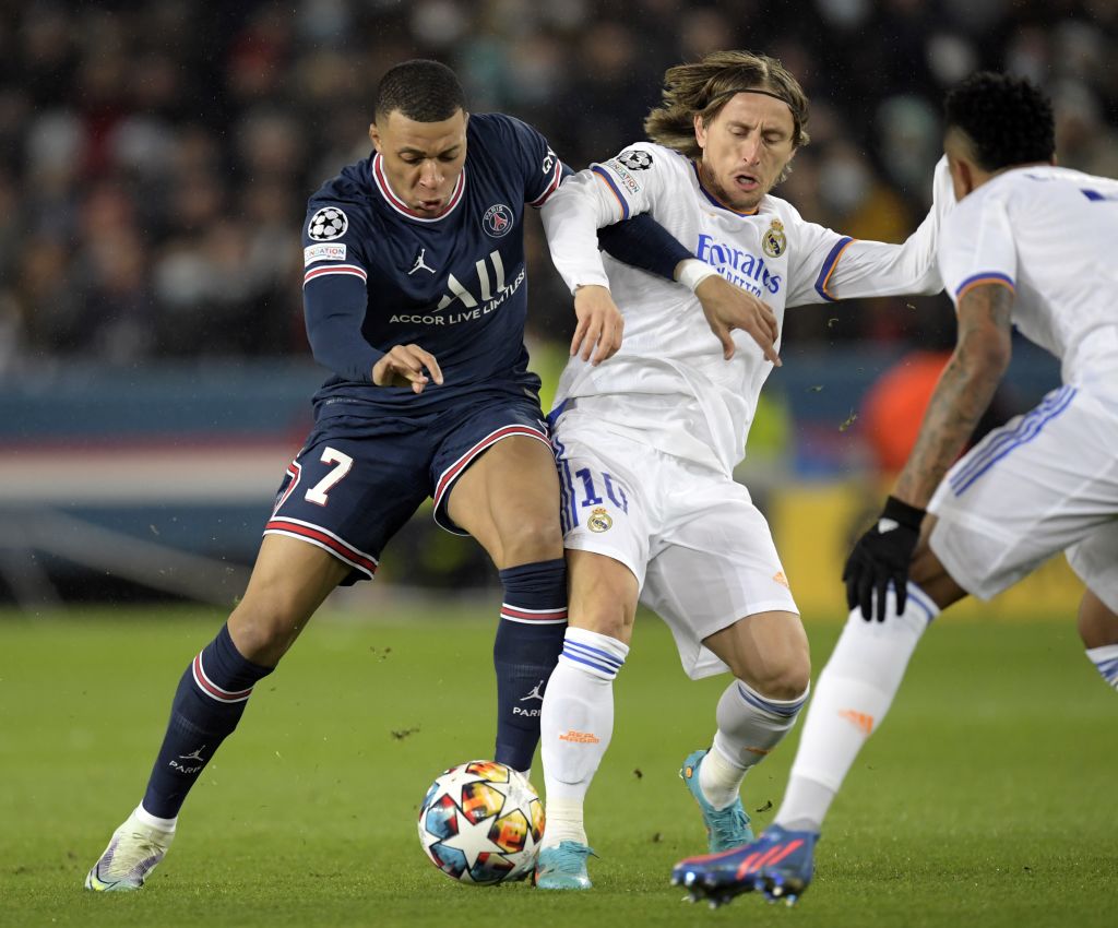 Kylian Mbappé lucha un balón con Luka Modric