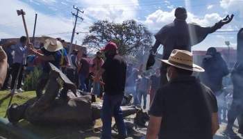 purepechas-tiran-estatuas-espanoles-michoacan