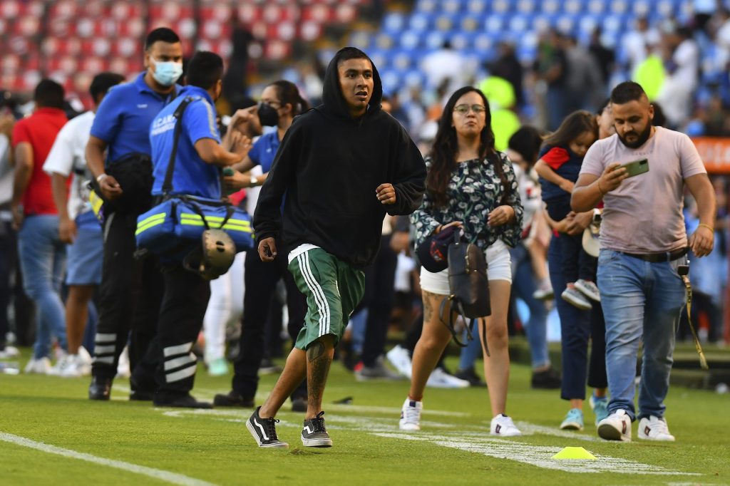 Videos e imágenes: Suspenden el Querétaro vs Atlas por disturbios de aficionados en la cancha